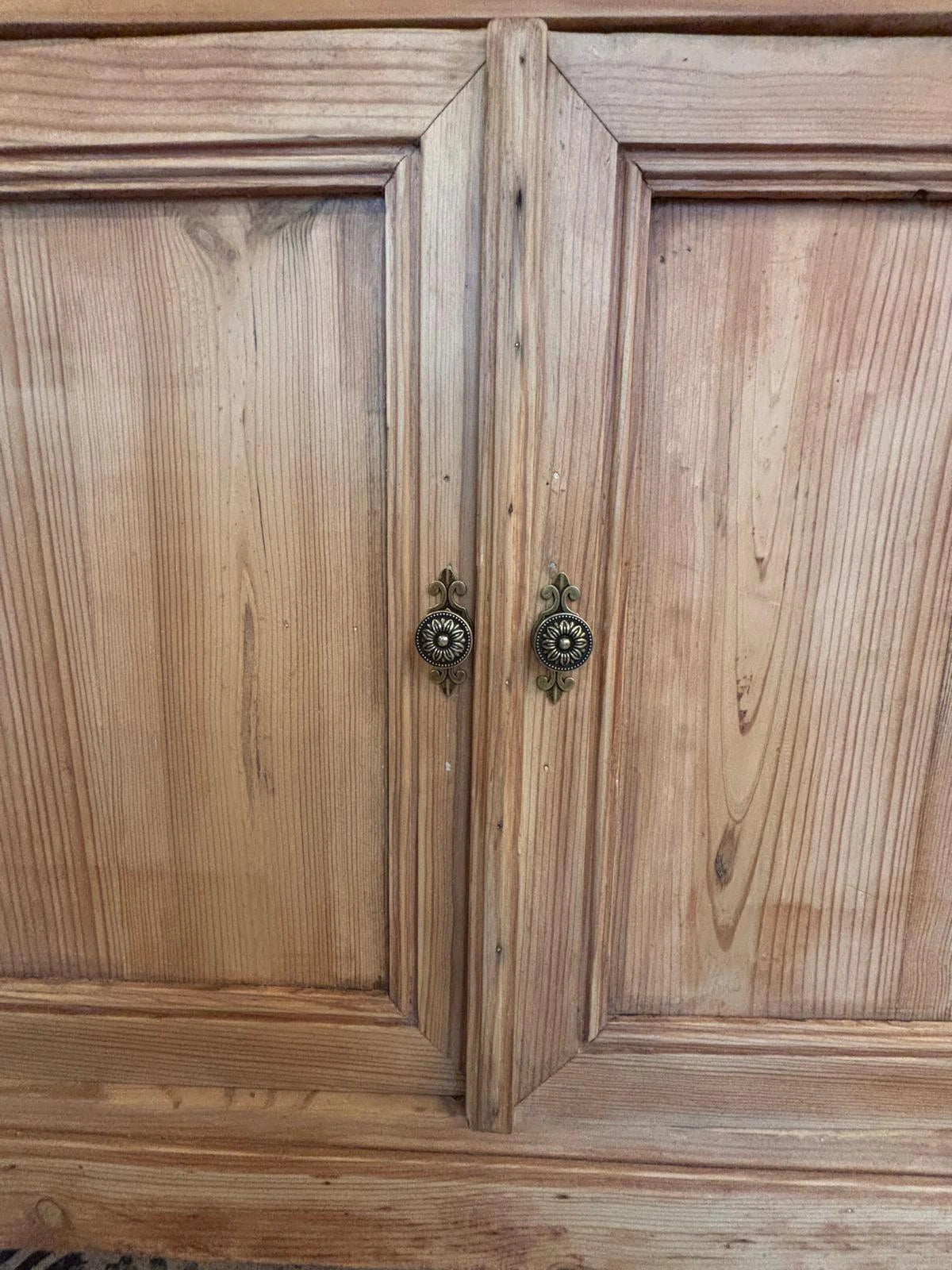 buffet bois pin et bleu tiroirs et portes