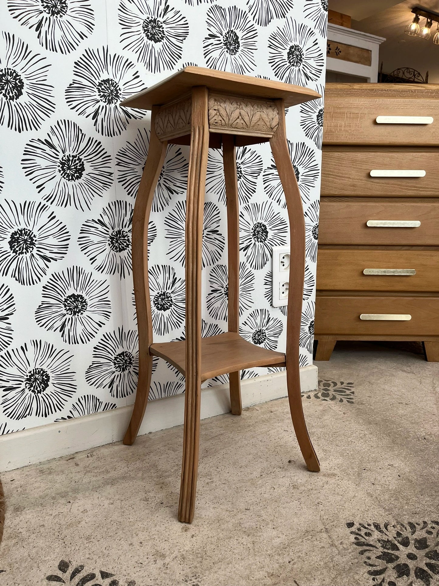 Sellette Agatha bois massif clair motifs ciselés