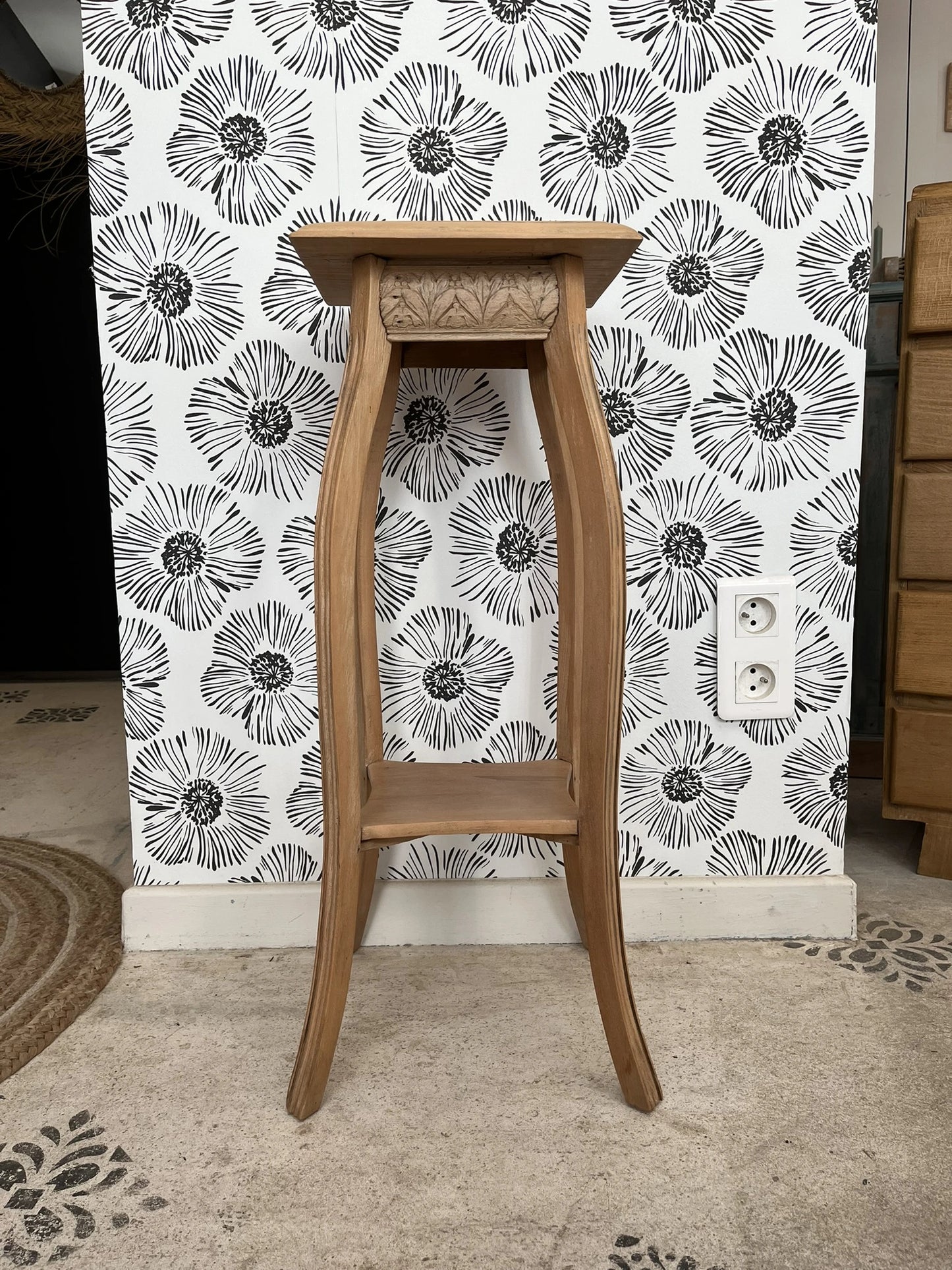 Sellette Agatha bois massif clair motifs ciselés