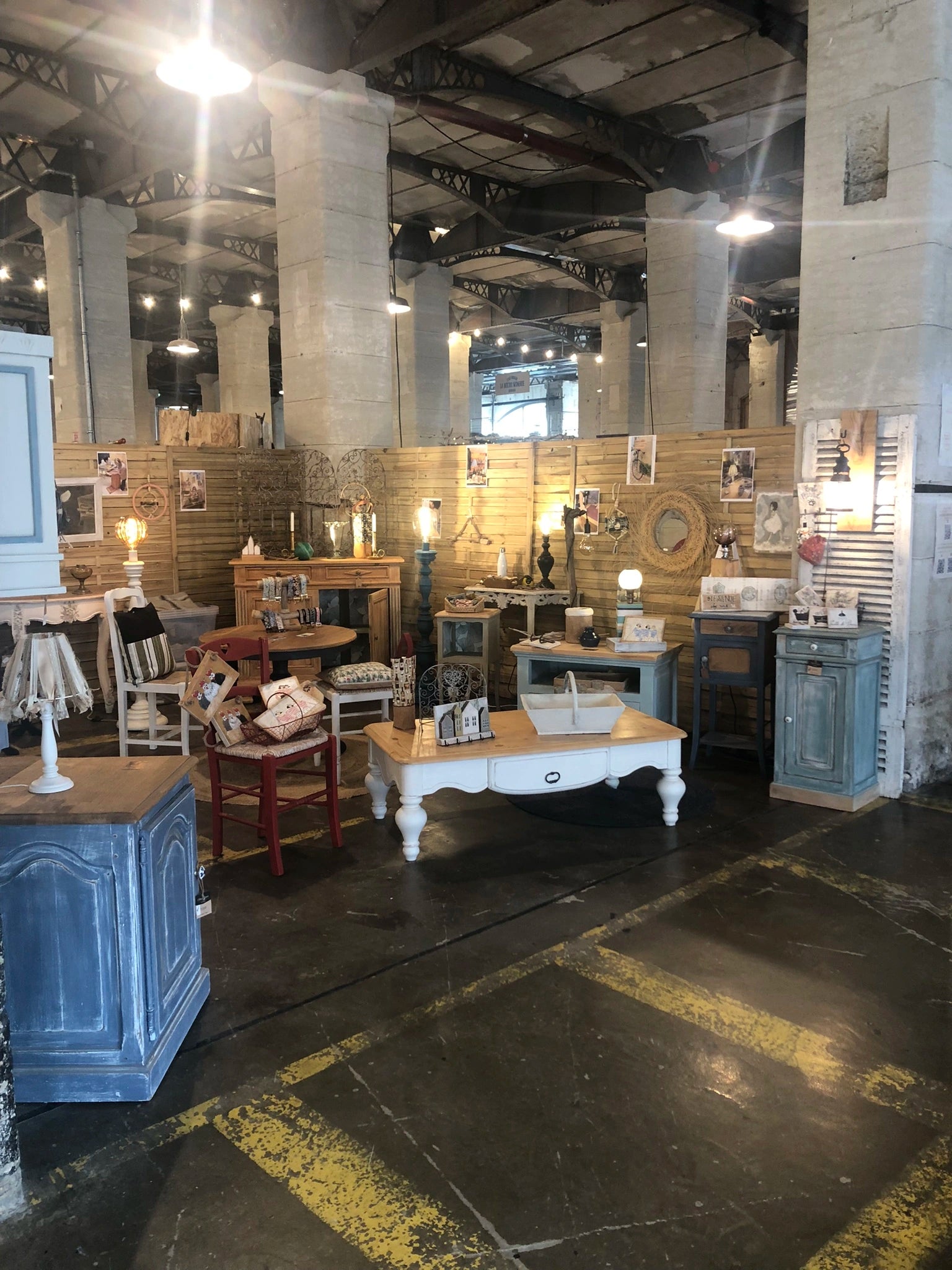 Xmas market Darwin 24 Le Phoenix des hauts bois meubles bois vintage