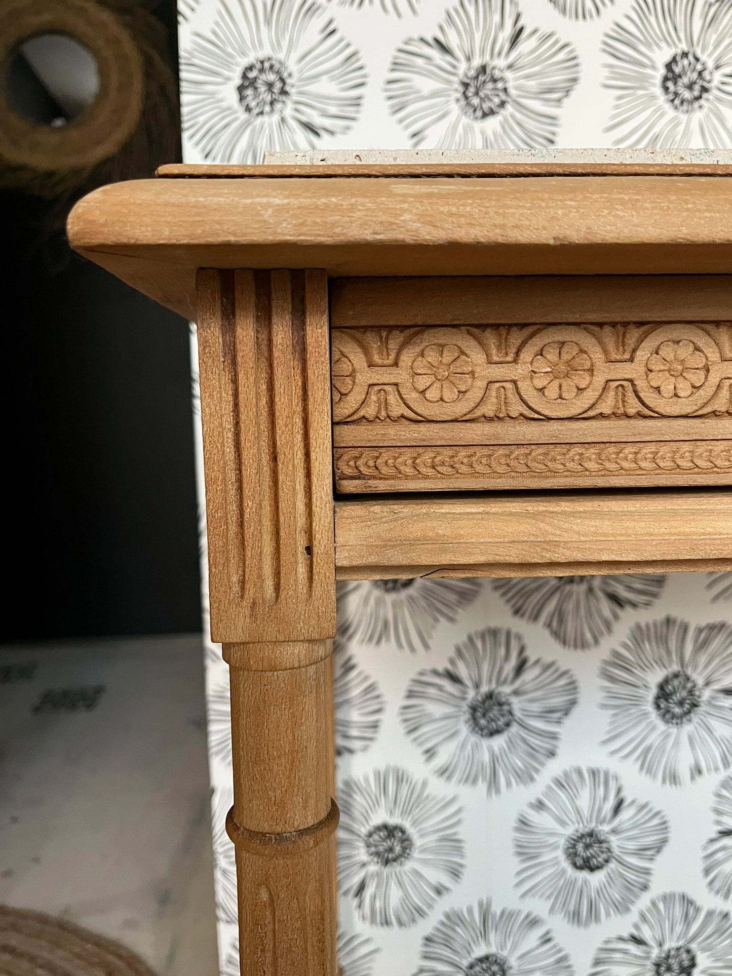 Console petit bureau Calixte sculpté bois massif et marbre