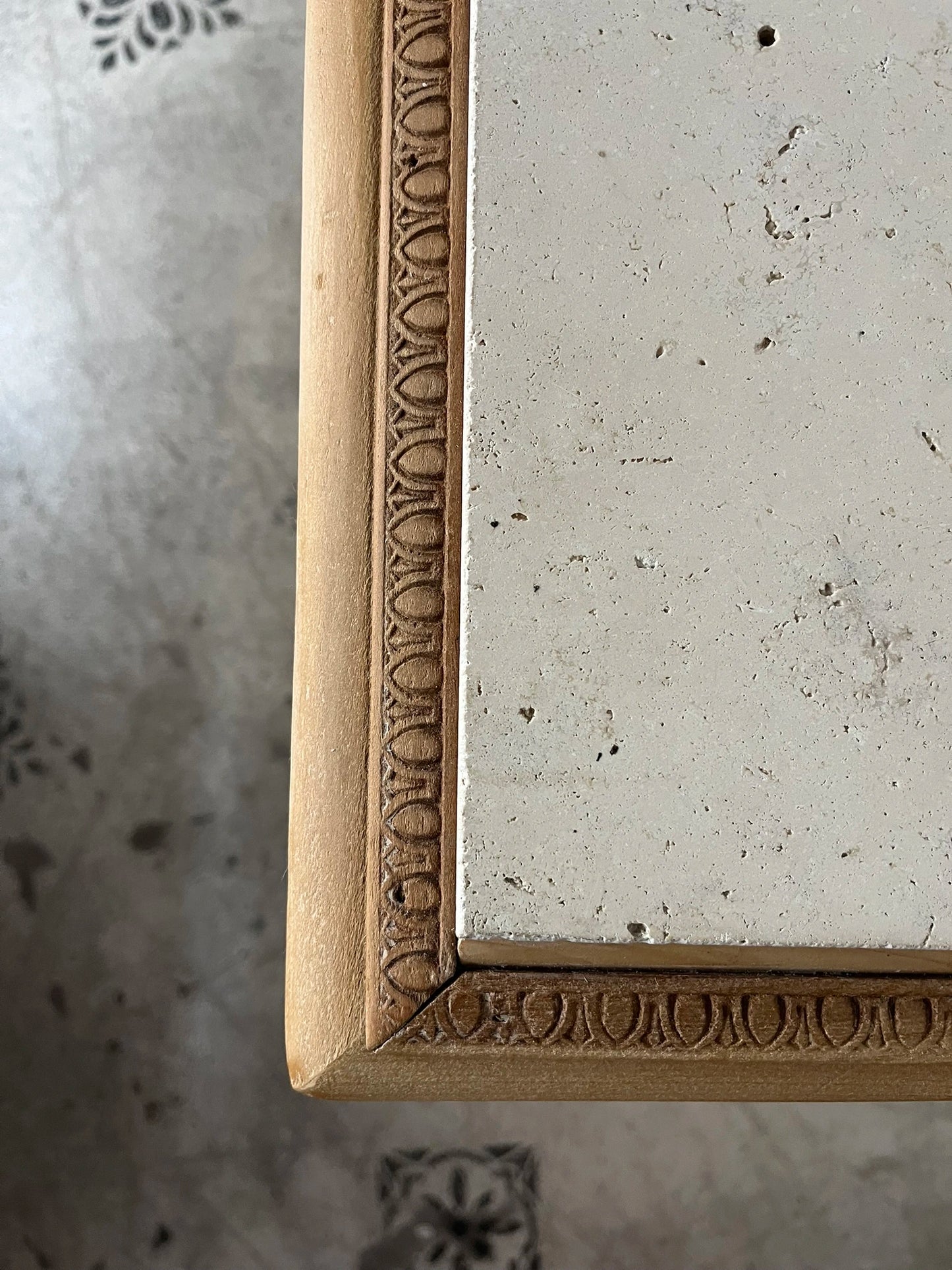 Console petit bureau Calixte sculpté bois massif et marbre