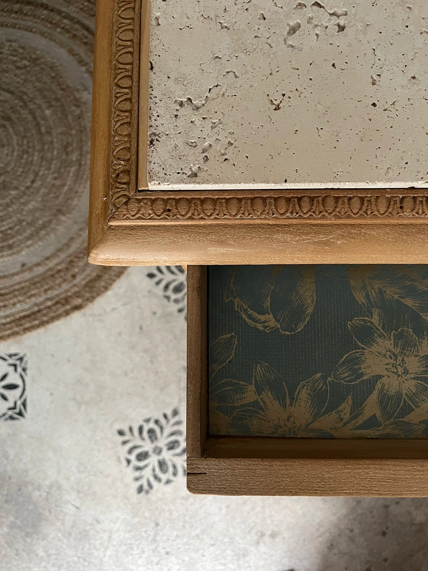 Console petit bureau Calixte sculpté bois massif et marbre